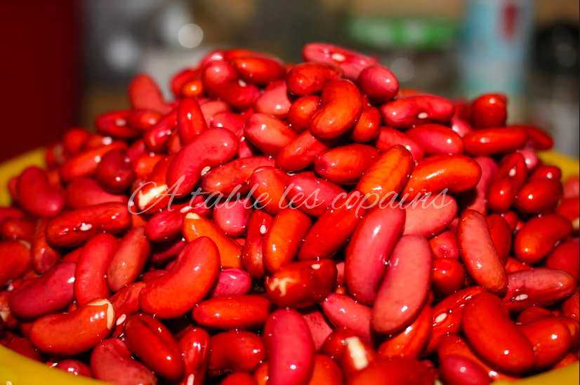 Plat d'épinards et de haricots rouges aux noix de cajou et paprika.