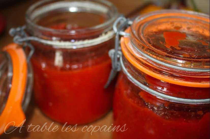 bocaux de tomates du jardin