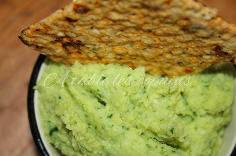 houmous de fèves et ses crackers aux tomates séchées et pavot