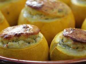 Petites courgettes rondes au chèvre frais, basilic, ciboulette et piment d'espelette