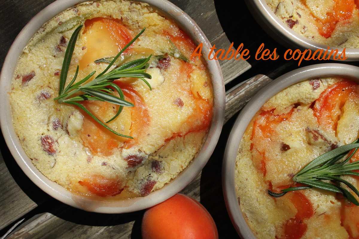 Petits clafoutis aux abricots, amandes et romarin