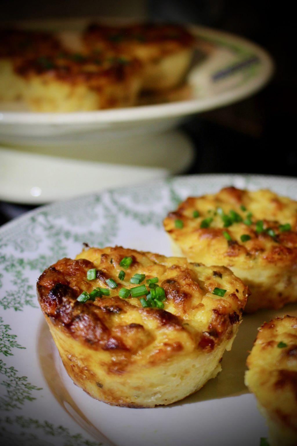 Moelleux aux restes de pommes de terre, oignons, lardons, comté et ciboulette A table les copains